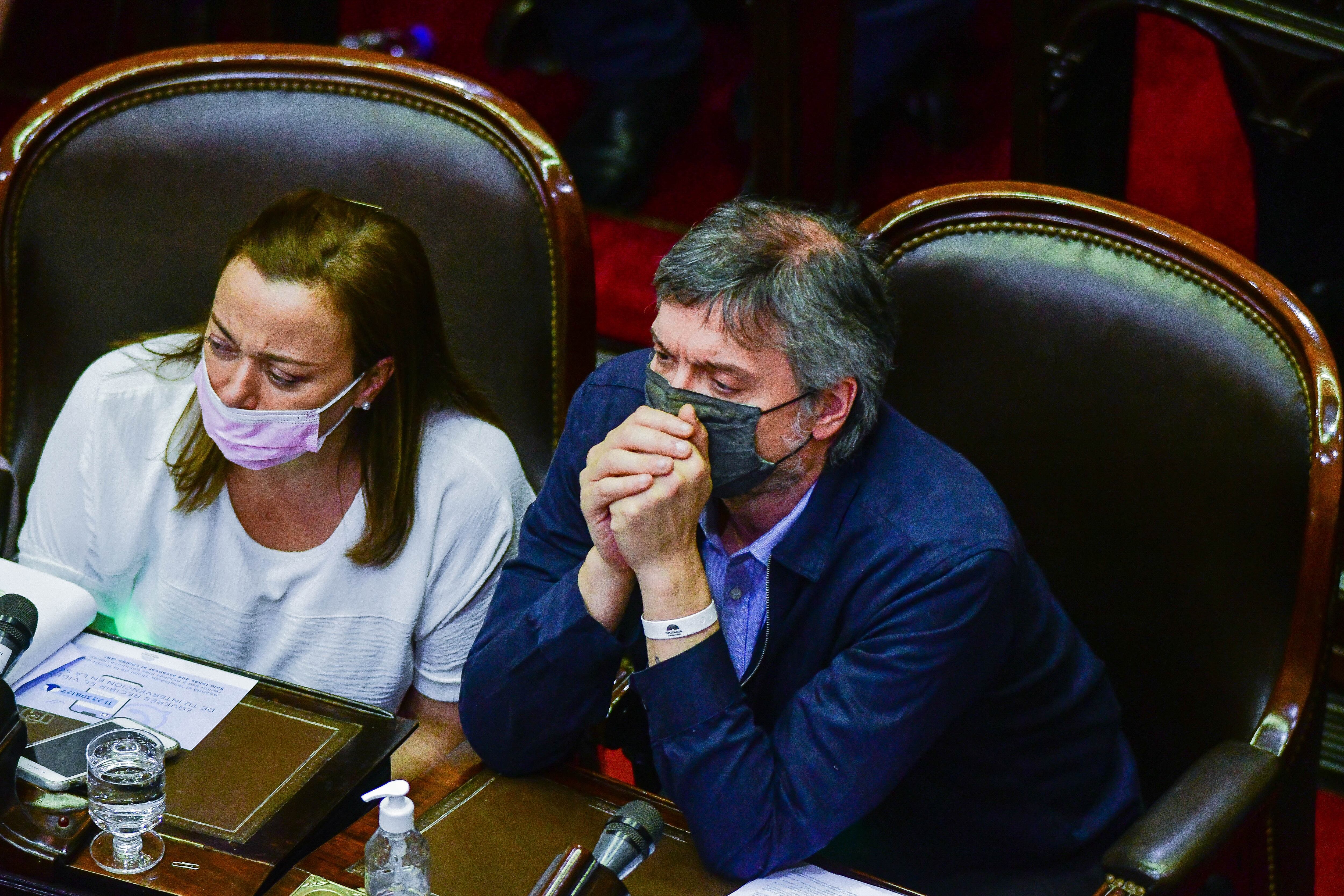 Maximo Kirchner y Cecilia Moreau  durante la sesión por la ley de diputados . Foto Federico Lopez Claro