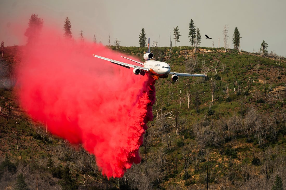 Un avión cisterna arroja retardante.