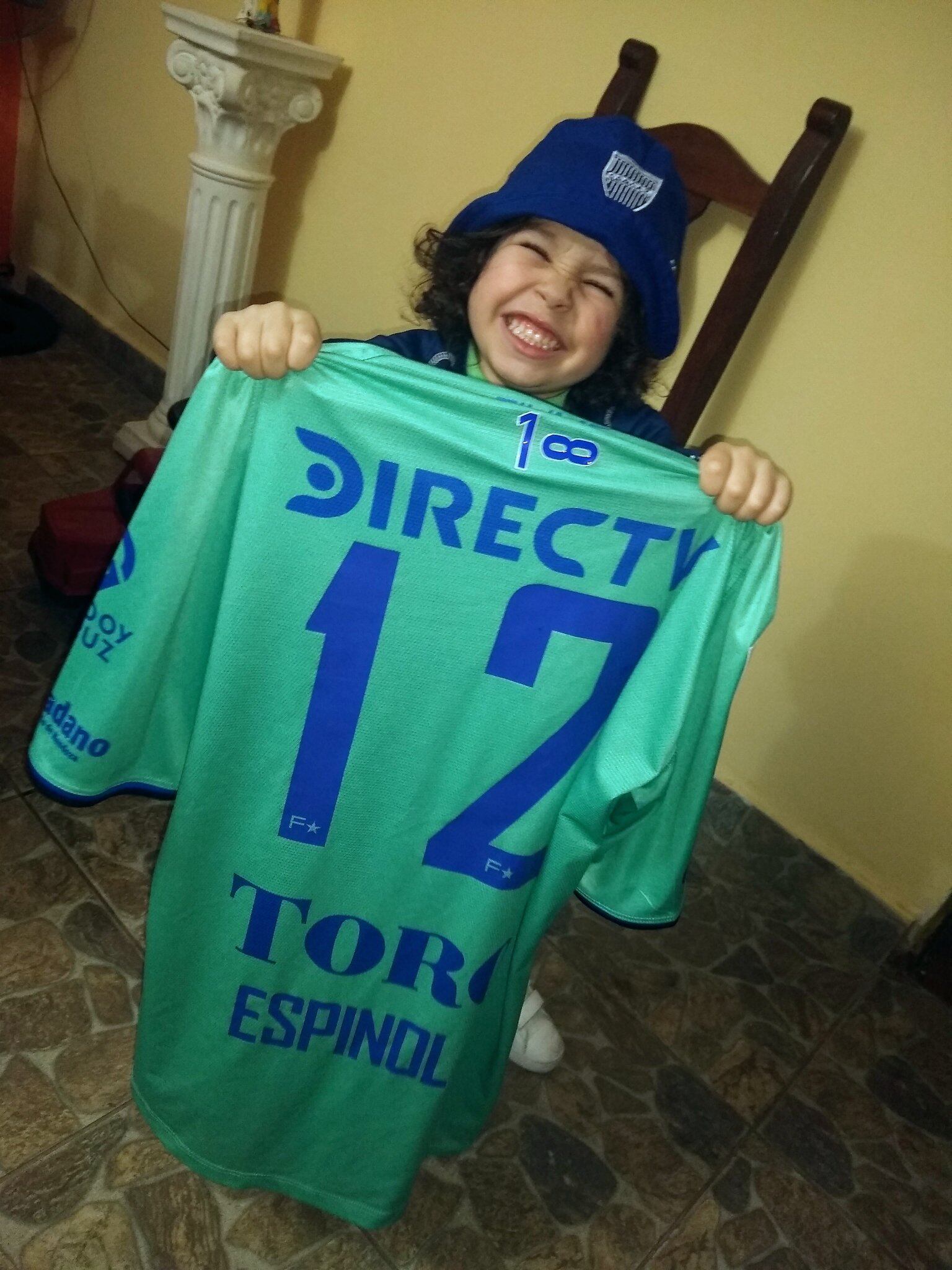 Dylan junto a la camiseta de Juan Espínola.