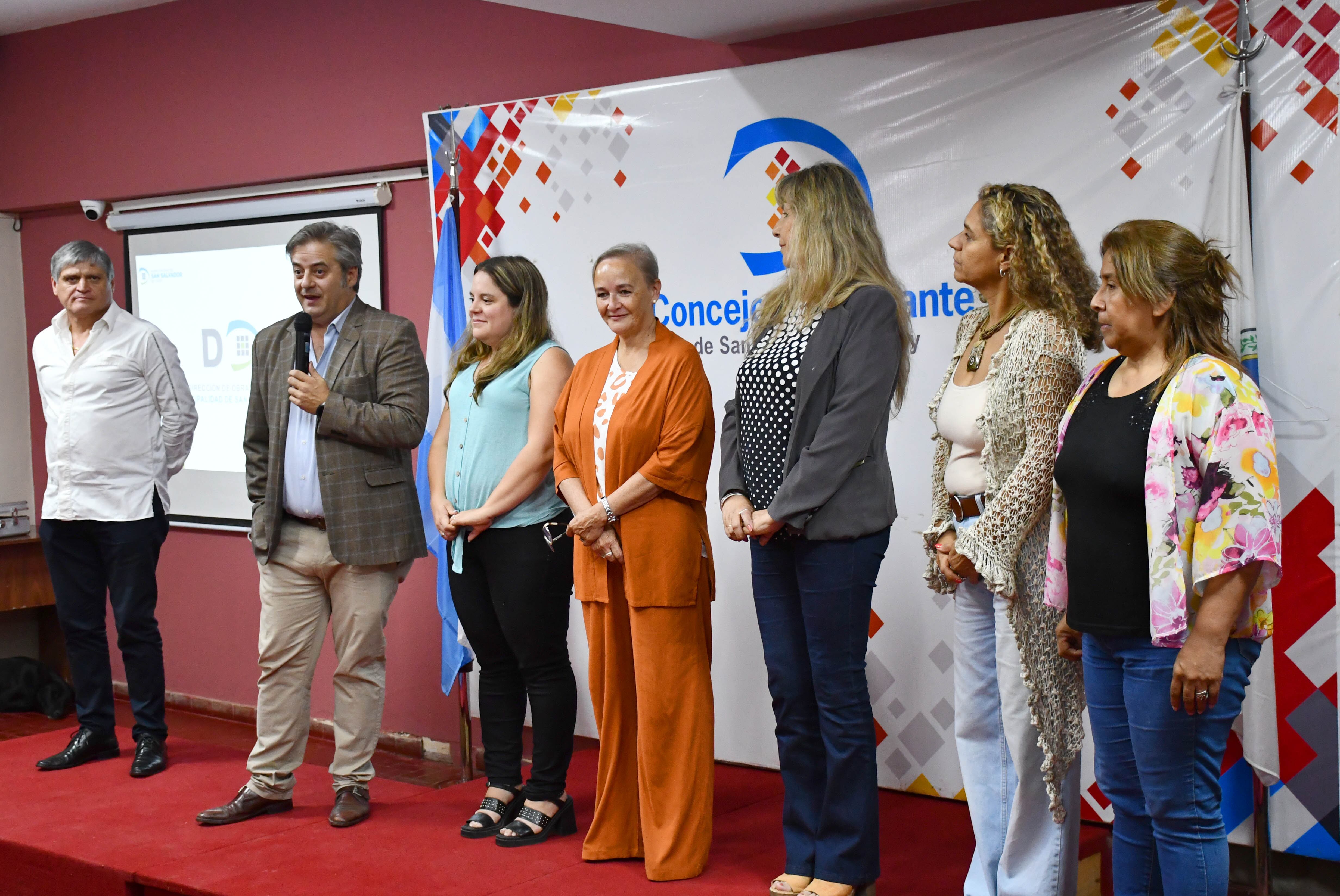 En diálogo con los estudiantes, de izquierda a derecha los concejales Mario Lobo, Gastón Millón, Melisa Silva, Liliana Giménez, Blanca Ontiveros; la funcionaria municipal Mariana Franco; y la concejal María Galán.