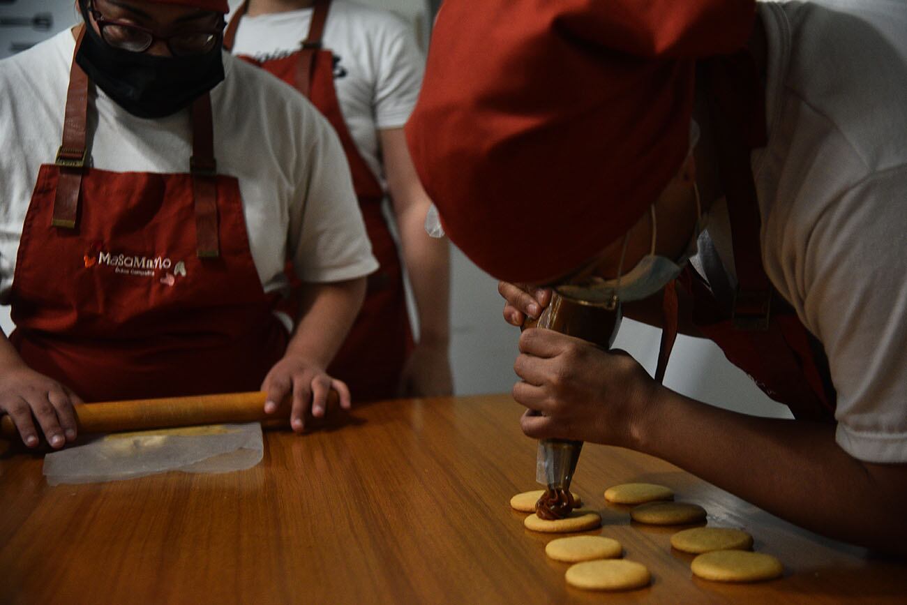 Proyecto de Masamano, un emprendimiento de pastelería y repostería - especialmente alfajores artesanales. producen cajas de seis alfajores, cada uno de ellos diferente, simbolizando de esta forma la diversidad que existe en la discapacidad. 
La fundación empate recibio una batidora que les hacía falta para fabricar los alfajores.
Foto: (Pedro Castillo / La Voz)