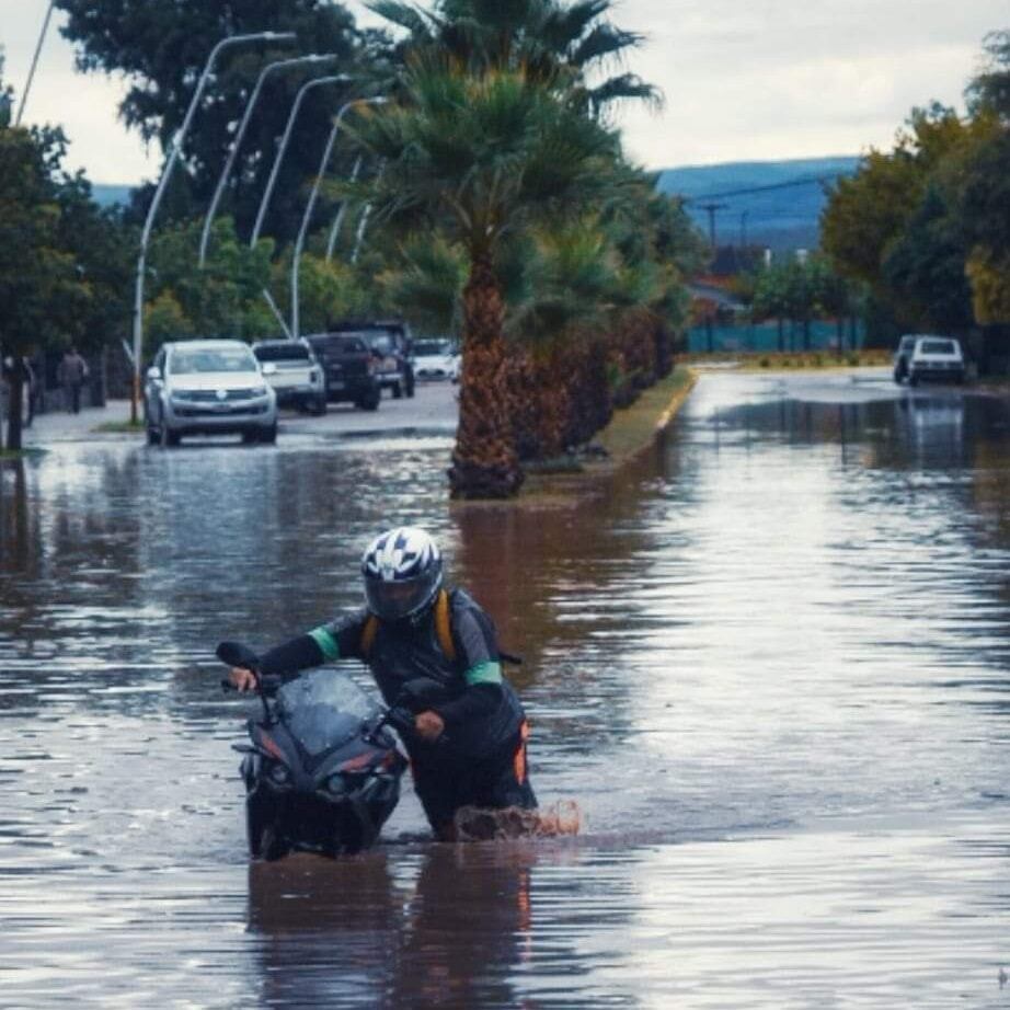 Las calles de la localidad se vieron anegadas y provocaron problemas en el tránsito.