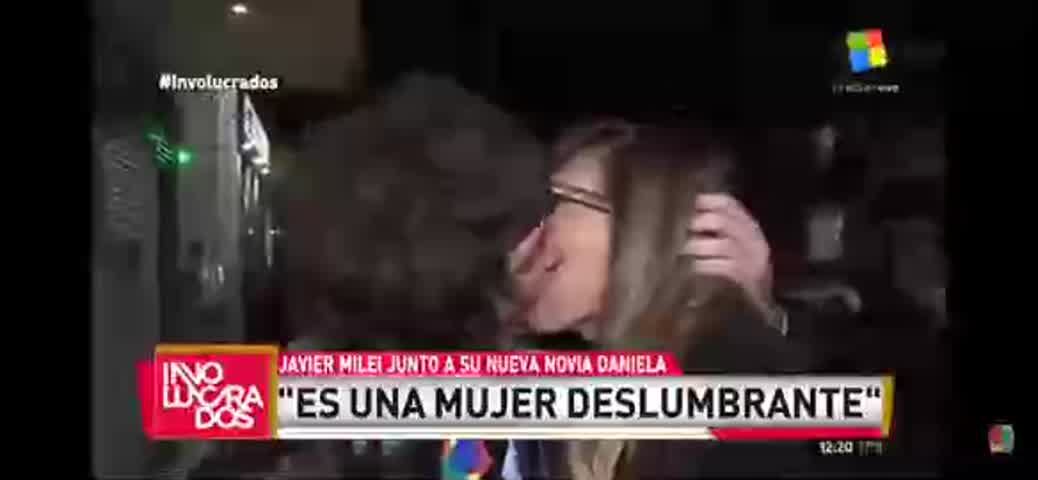 El beso que causó impacto en internet