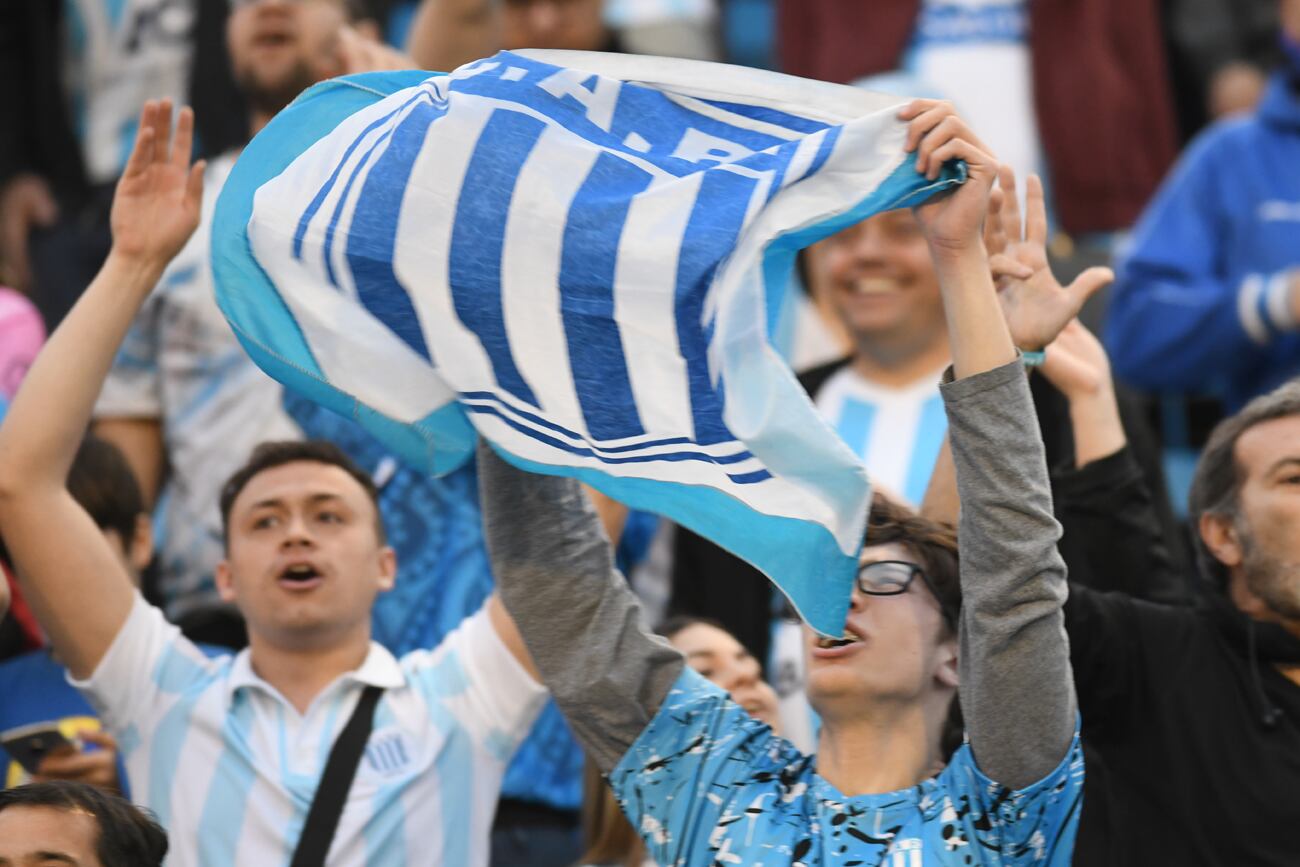 Los hinchas de Racing de Nueva Italia y otro banderzo. Foto Javier Ferreyra.