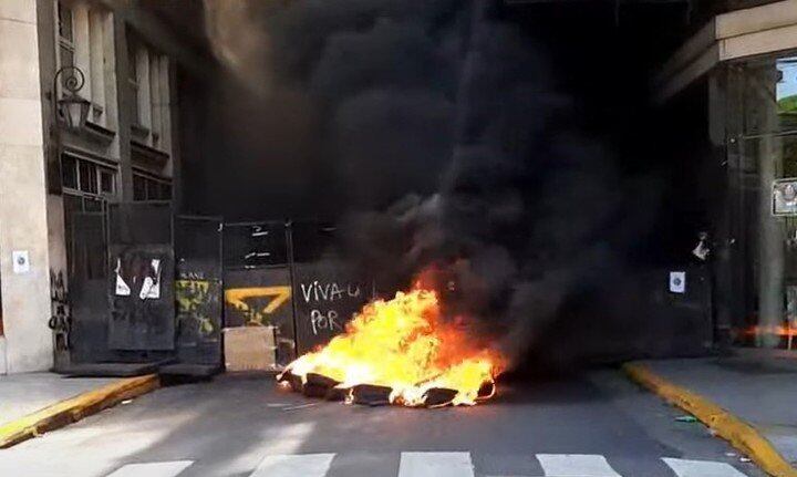 El fuego provocado en la 9 de julio. (Foto: Clarín)