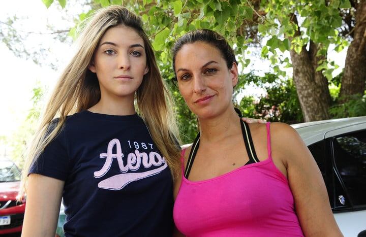 Virginia Pérez, en Villa Gesell, junto a su mamá Flavia Antonelli