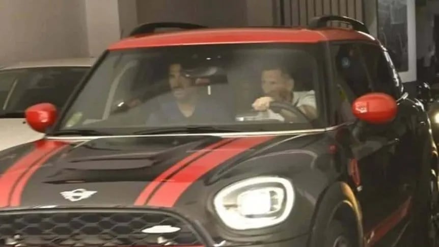 Messi en su Mini Cooper, acompañado por Cesc Fábregas