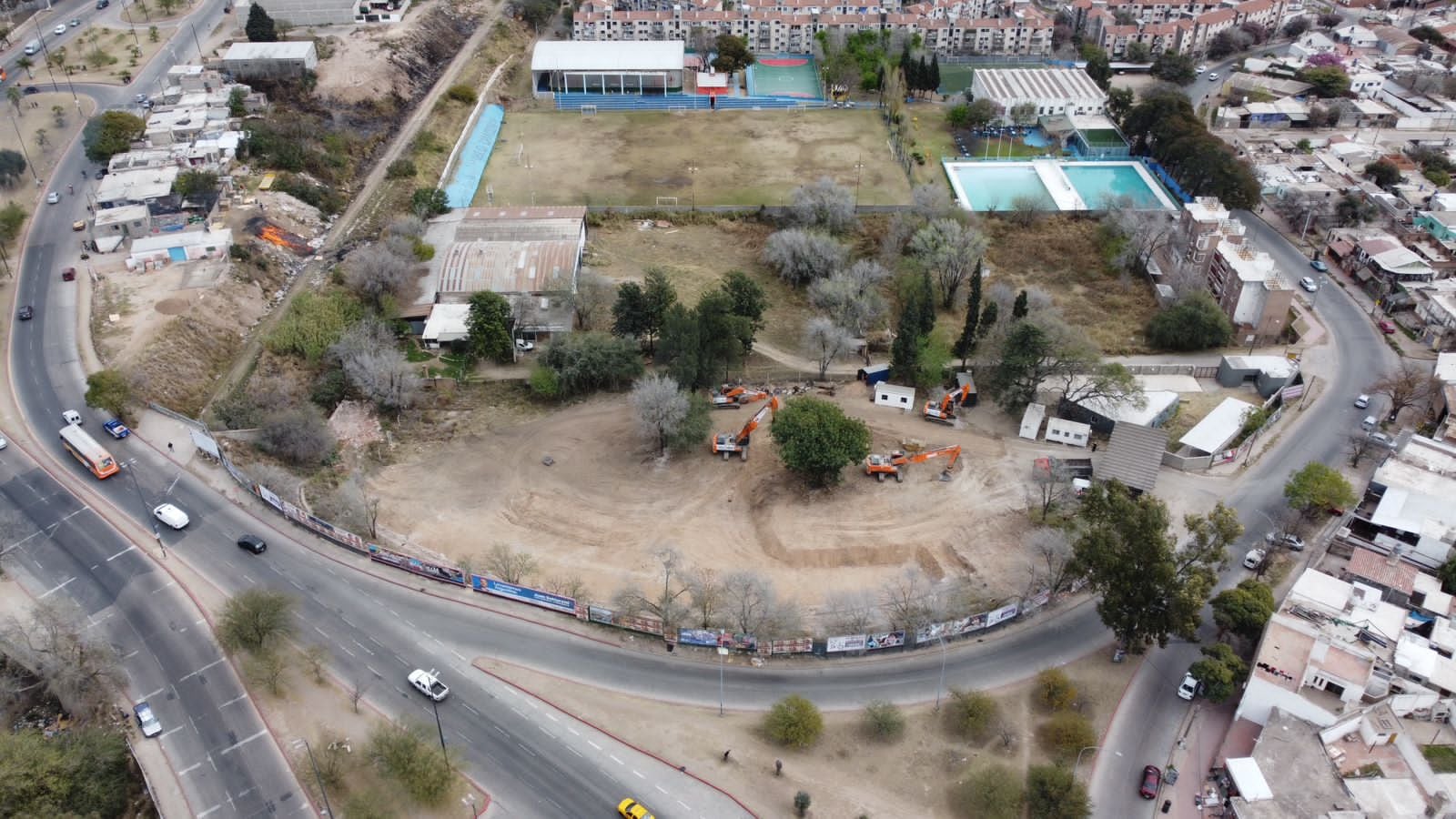 Concluyó la demolición de "La Araña", el edificio de la exfábrica de calzado Lucas Trejo, y la remoción de los escombros en el predio ubicado en avenida Sabattini y Lisandro de la Torre (Gobierno de Córdoba).