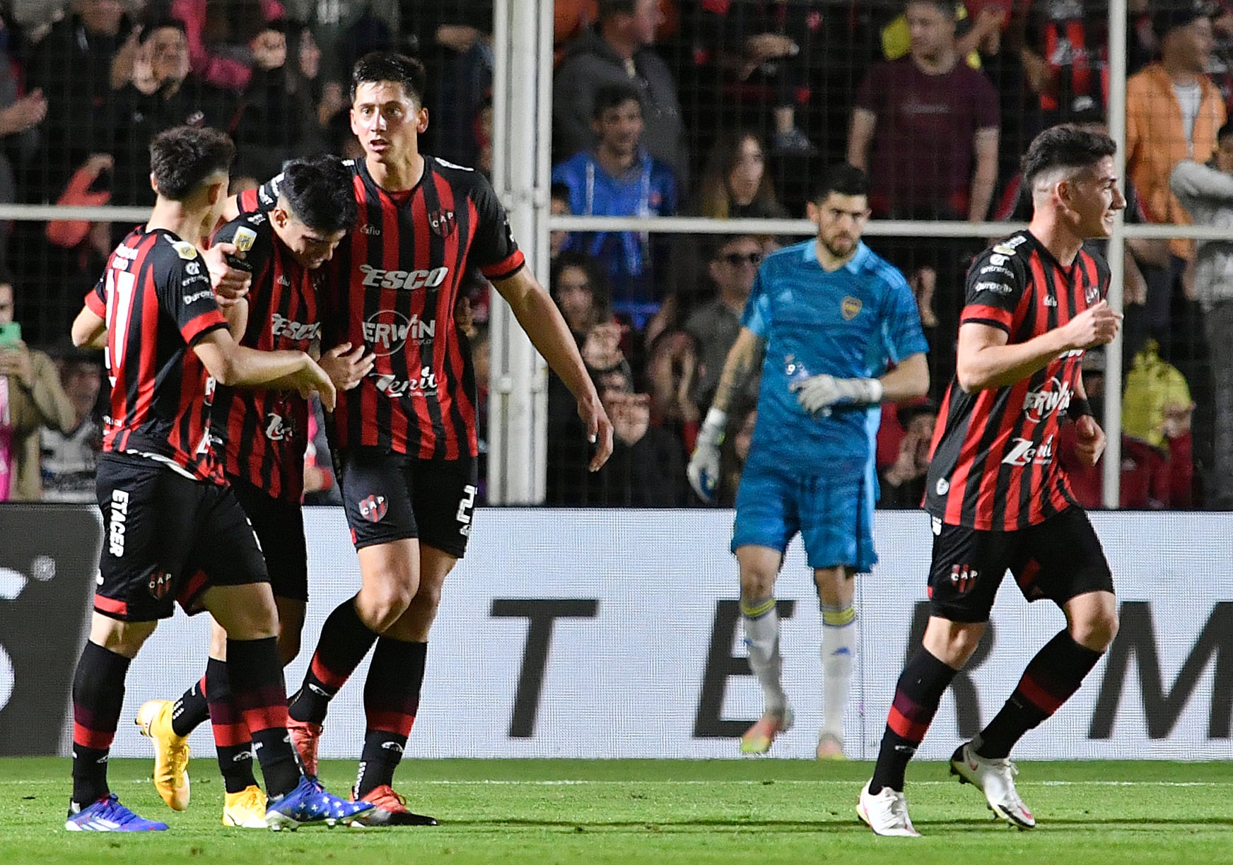 Patronato, que venía golpeado por el escándalo con Barracas, goleó 3-0 a Boca en Paraná. (Fotobaires)