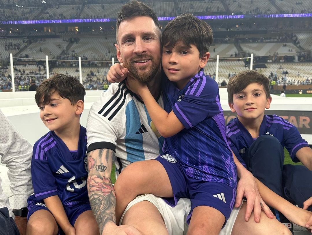 Lionel Messi y sus tres hijos tras ganar el Mundial de Qatar.