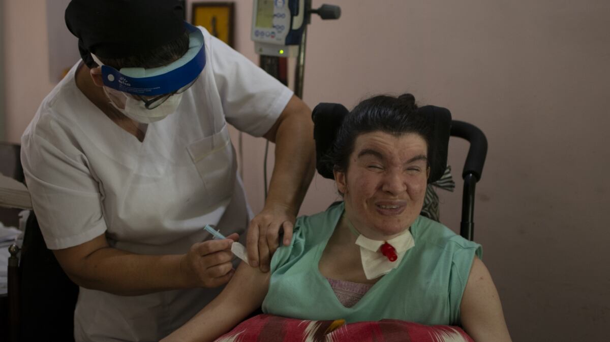Santa Fe empezó a vacunar contra el coronavirus a personas electrodependientes