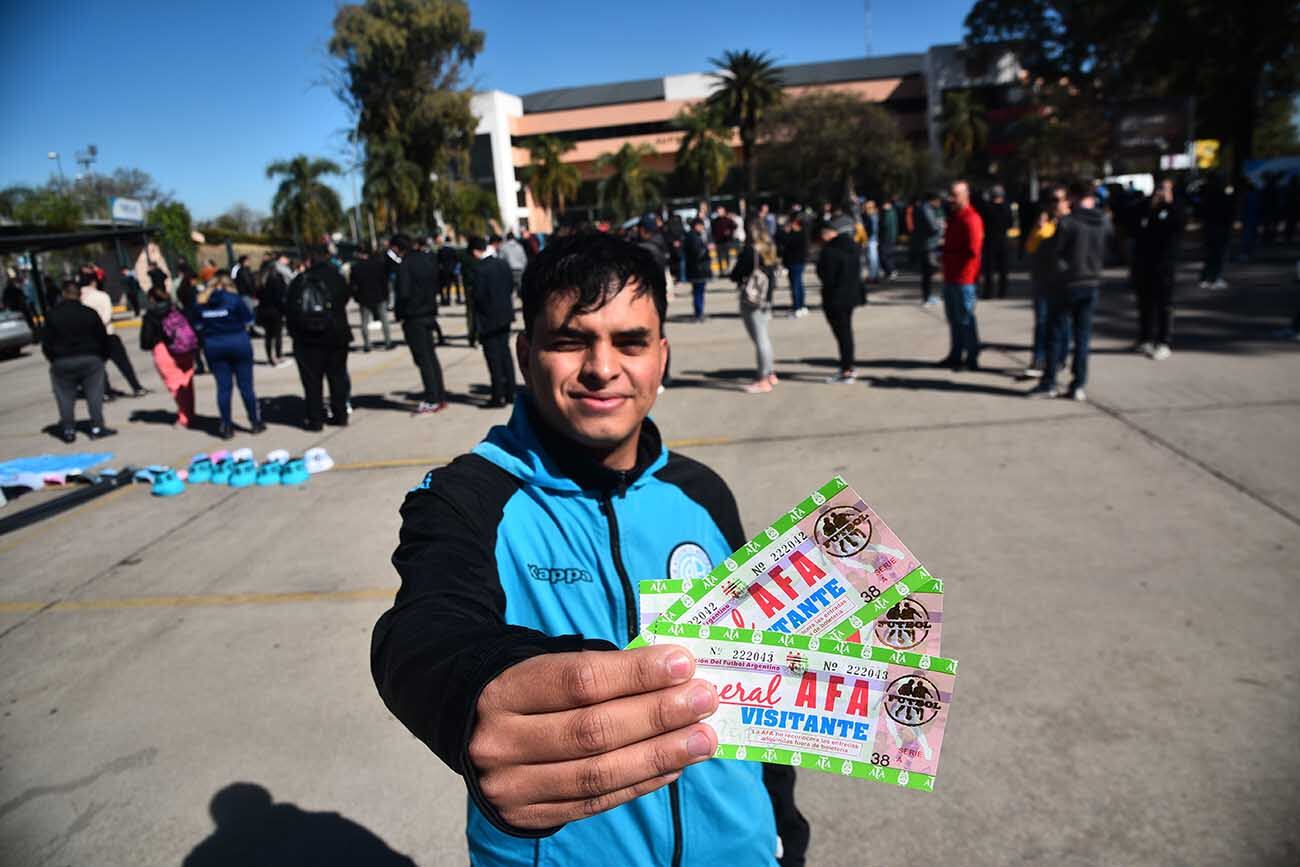 Los hinchas de Belgrano retiran las entradas en el Orfeo para el partido en San Nicolás. (Pedro Castillo / La Voz)