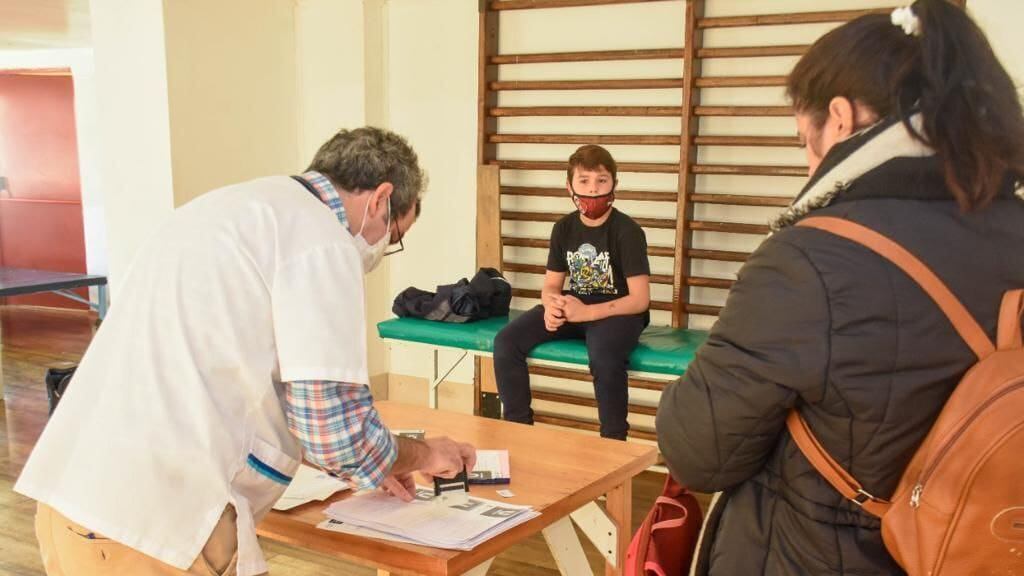 Los chicos y chicas fueran controlados por el área de Salud.