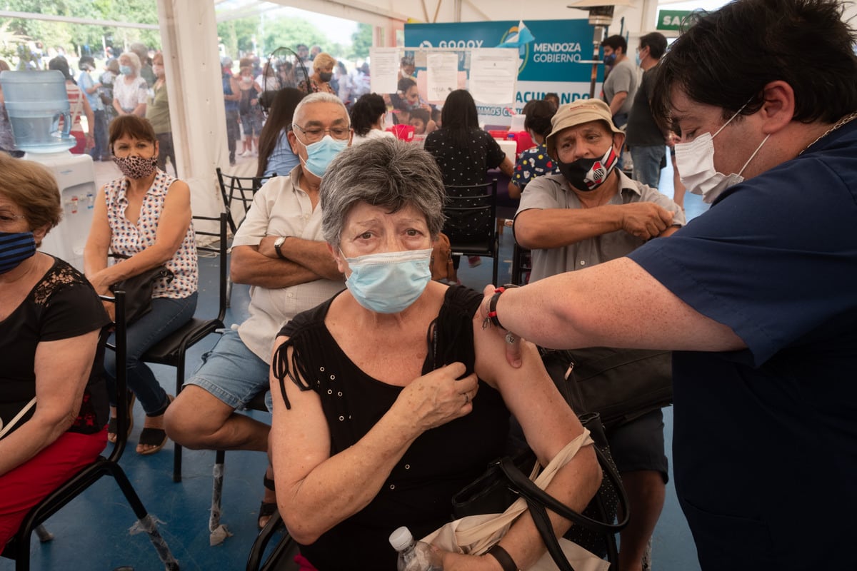 Algunas sedes de vacunación Covid tienen demoras en la atención debido a la alta demanda, lo que ha implicado largas filas. 