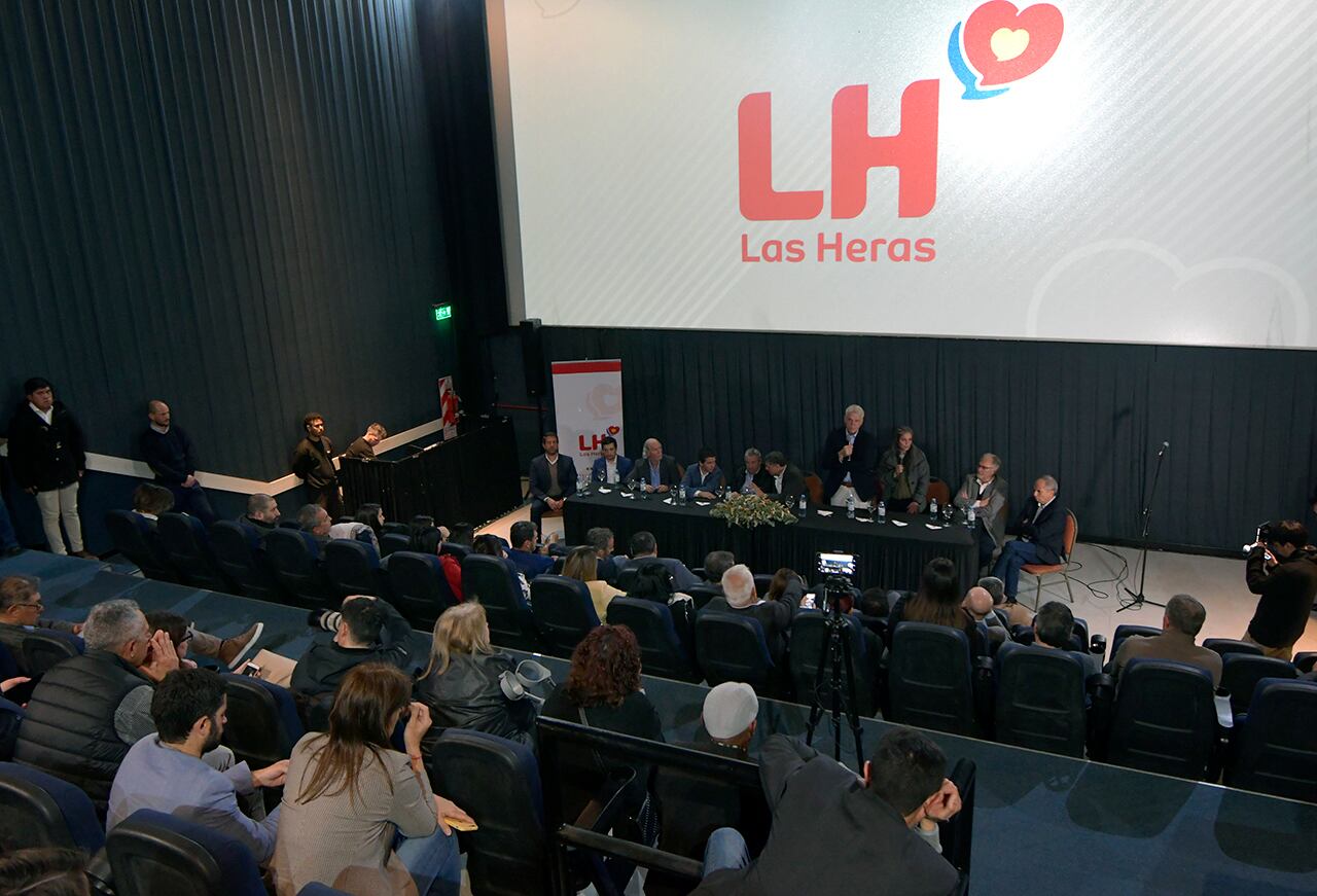 Planta de tratamientos de residuos domiciliarios

Esta mañana el intendente de Las Heras Daniel Orozco presentó la futura inversión de una Planta de tratamientos de residuos domiciliarios de la empresa alemana Alengo, que transforma la materia prima en pequeñas cápsulas vitrificadas.