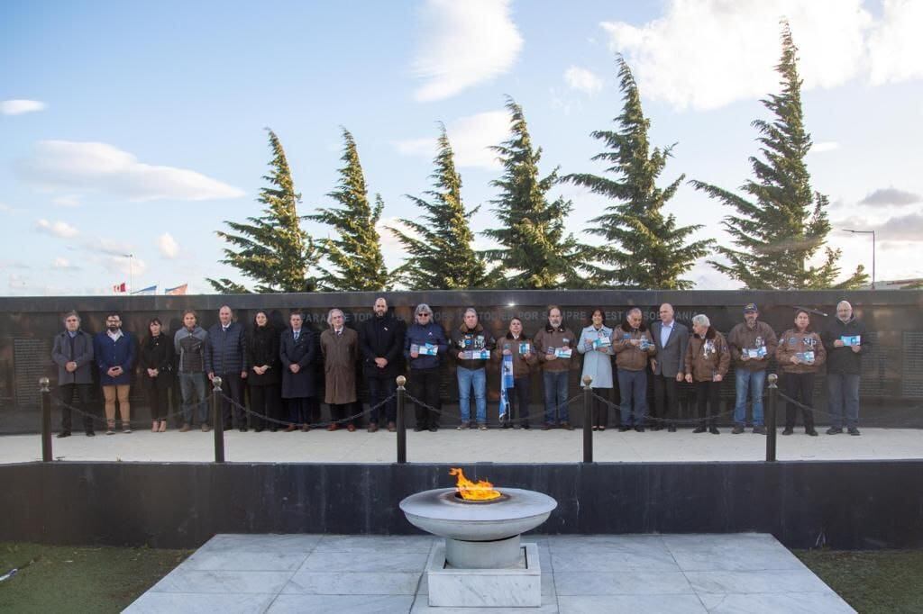 Sentido homenaje a los caídos, familiares y veteranos de Malvinas