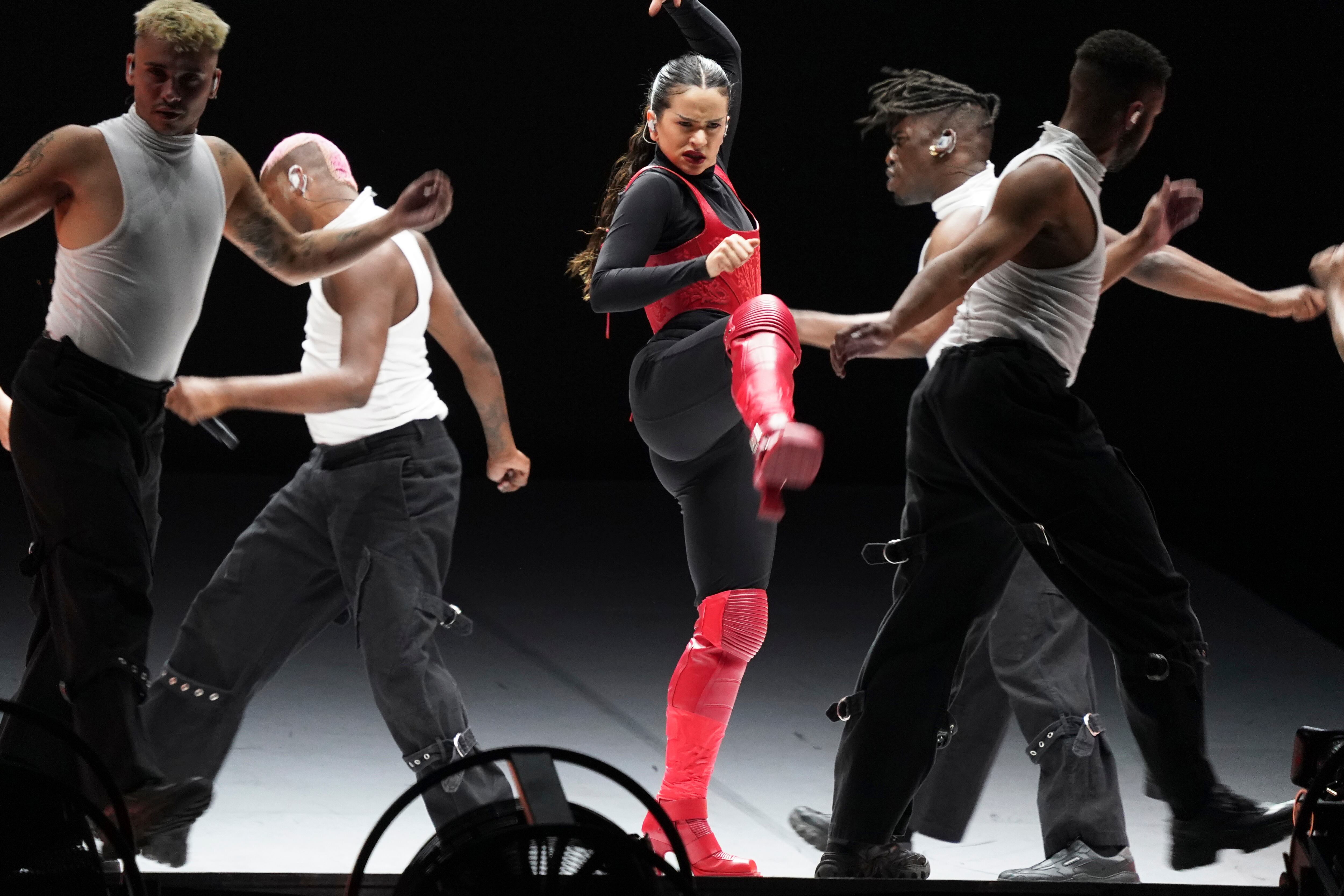 La cantautora española Rosalía durante el concierto gratuito de su Motomami World Tour en el Zócalo de la Ciudad de México el 28 de abril de 2023. (Foto AP/Marco Ugarte)