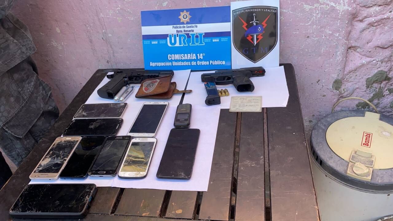 Las autoridades secuestraron teléfonos celulares y armas de fuego.