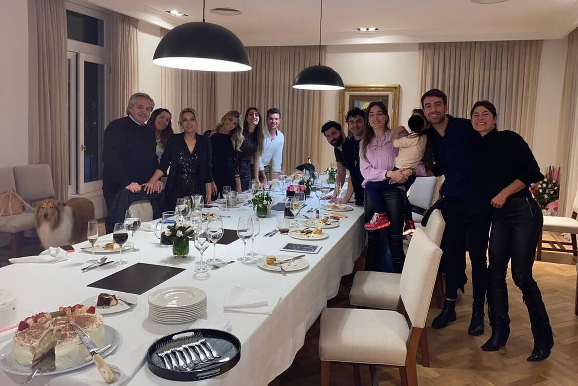 La foto de Alberto Fernández festejando el cumpleaños de Fabiola Yañez en la Quinta de Olivos.