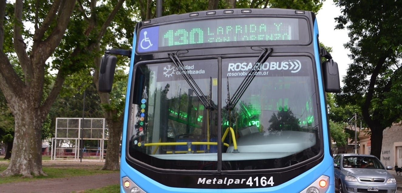 Colectivo de la línea 130 en Rosario. (EMR)