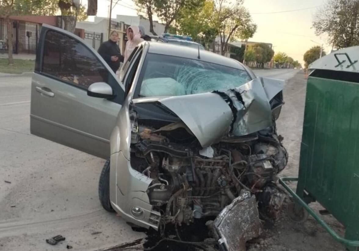 El conductor del Ford Fiesta se estrelló contra la garita de colectivos.