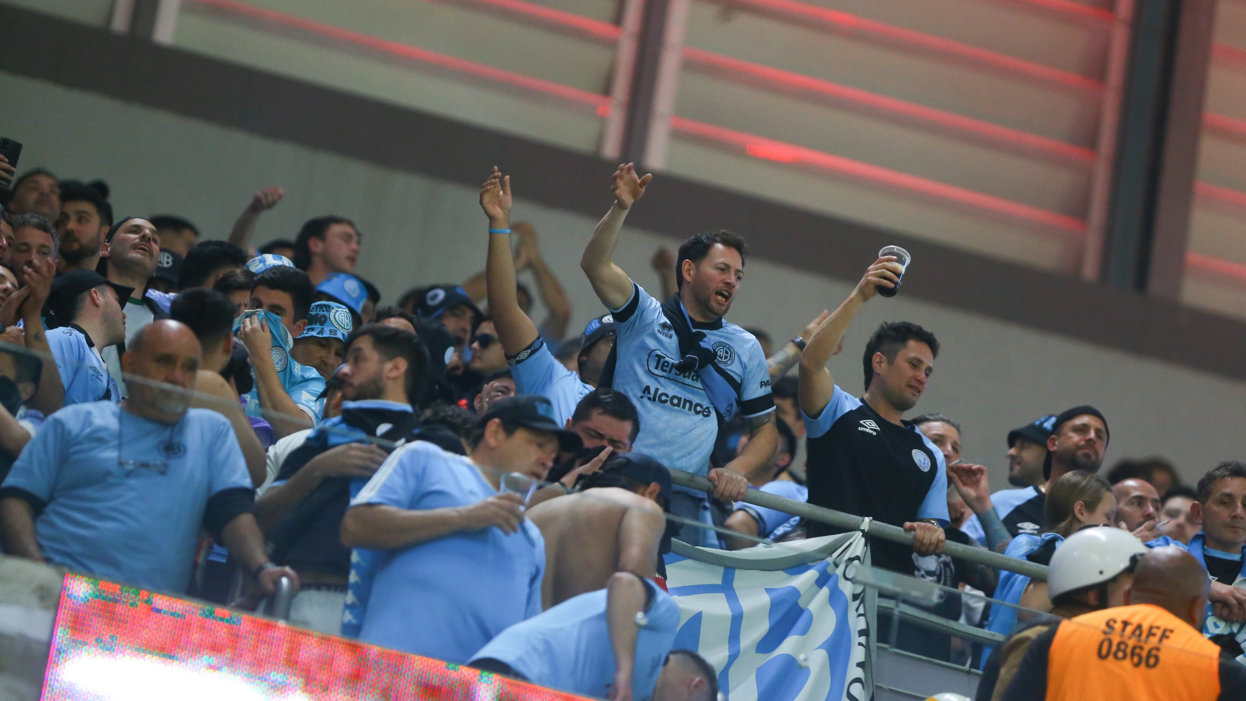 Cuatro mil hinchas de Belgrano en el estadio de Paranaense, donde alentaron al equipo por la ida de los octavos de final de la Sudamericana. (Fotobaires)