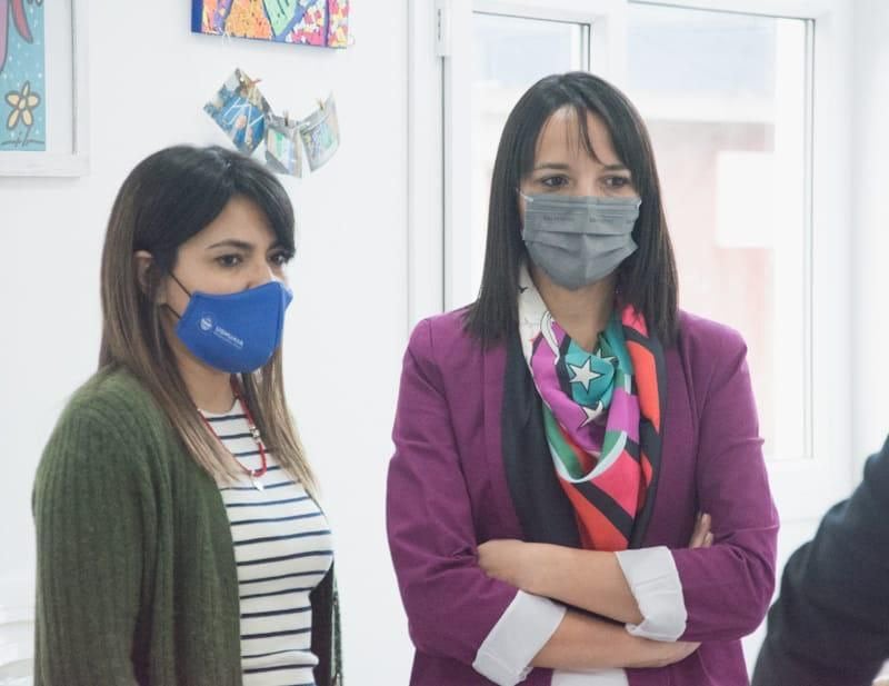 Carolina Yutrovic junto a la legisladora provincial Victoria Vuoto y a la secretaria de Políticas Sociales, Sanitarias y Derechos Humanos, Sabrina Marcucci, estuvieron en el centro comunitario del barrio Pipo con el equipo de Terapia Asistida con Perros