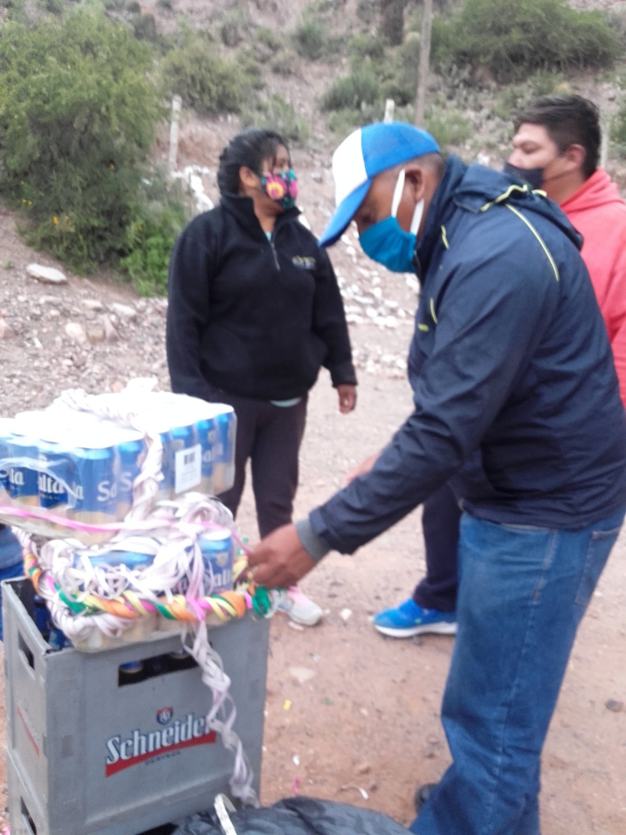 Desde temprano, y todos llevado barbijo, los integrantes de la comparsa Unión de La Banda se preparaban para la "bajada de los diablos".