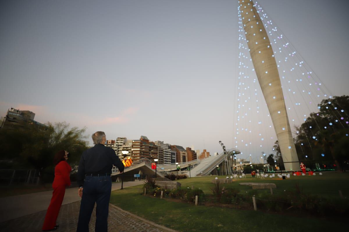 El árbol está compuesto por 44 tiras de 100 metros y 300 nuevos globos.