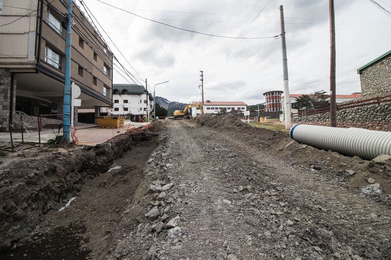 Desde el municipio se encuentran trabajando sobre las tareas de tendido cloacal sobre la calle yaganes.