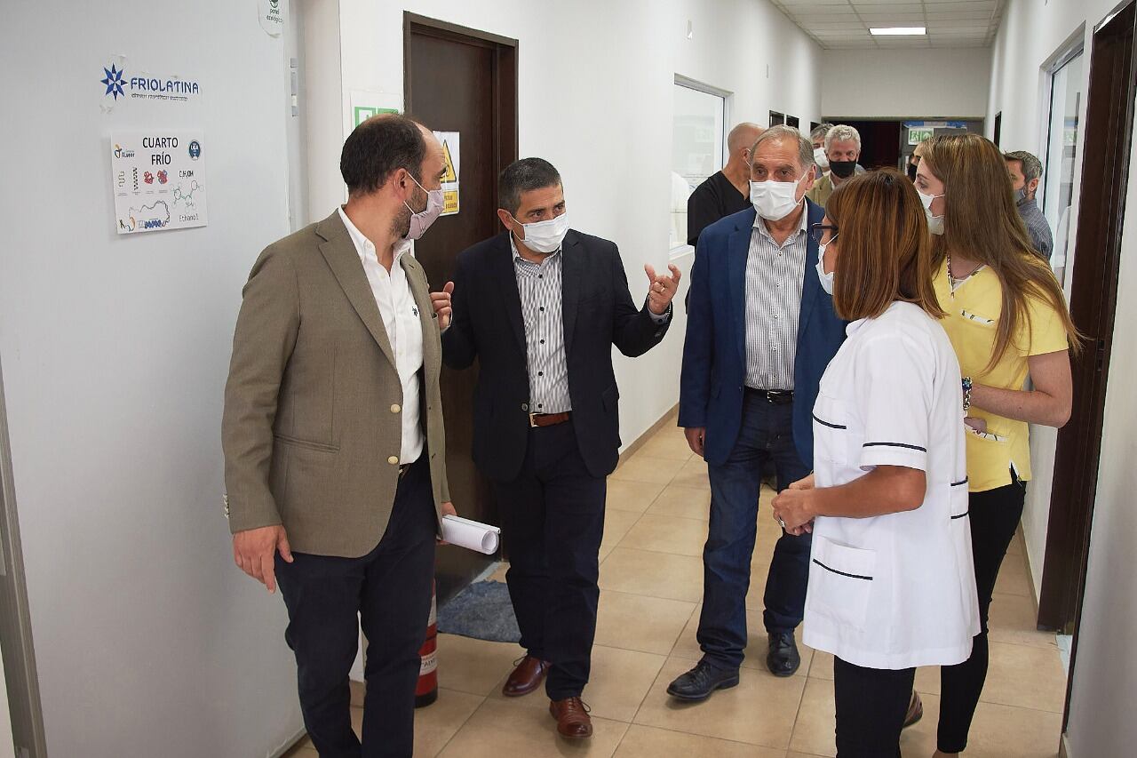 El intendente Walther Marcolini de recorrida por las instalaciones acompañado por José Thomas. titular de la DGE y los funcionario de la cartera de Salud. 
