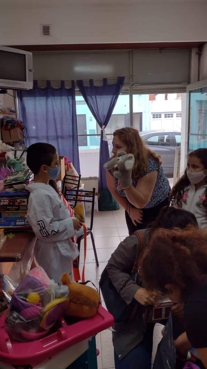 "El momento cuando reciben los juguetes, es el más satisfactorio", dijo Kevin, integrante del Hospital de Juguetes Viedma.