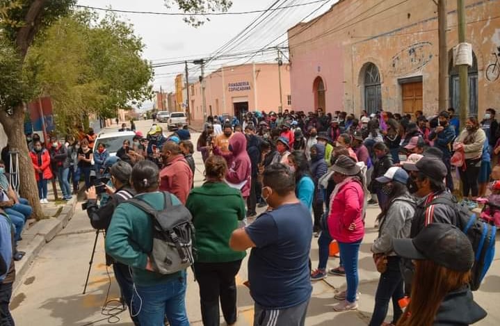 Vecinos y simpatizantes se congregaron en el lugar donde el intendente Gallardo y los diputados justicialistas ofrecieron la conferencia de prensa a los medios locales.