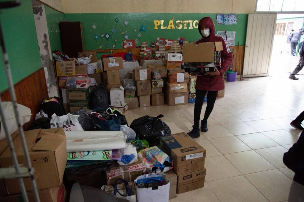 Beduinos 4x4 llegó con 18 camionetas con artículos donados para la escuela Fuerte Nuevo en Alvear.