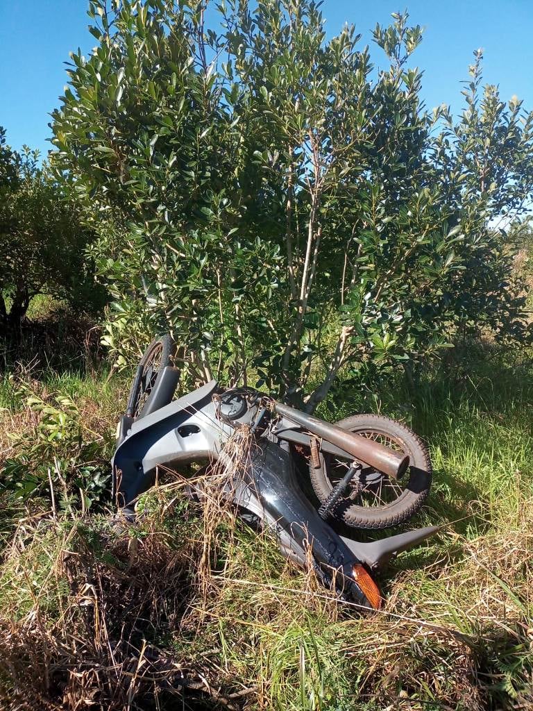 El rodado fue encontrado en el yerbal junto aprendas de vestir.