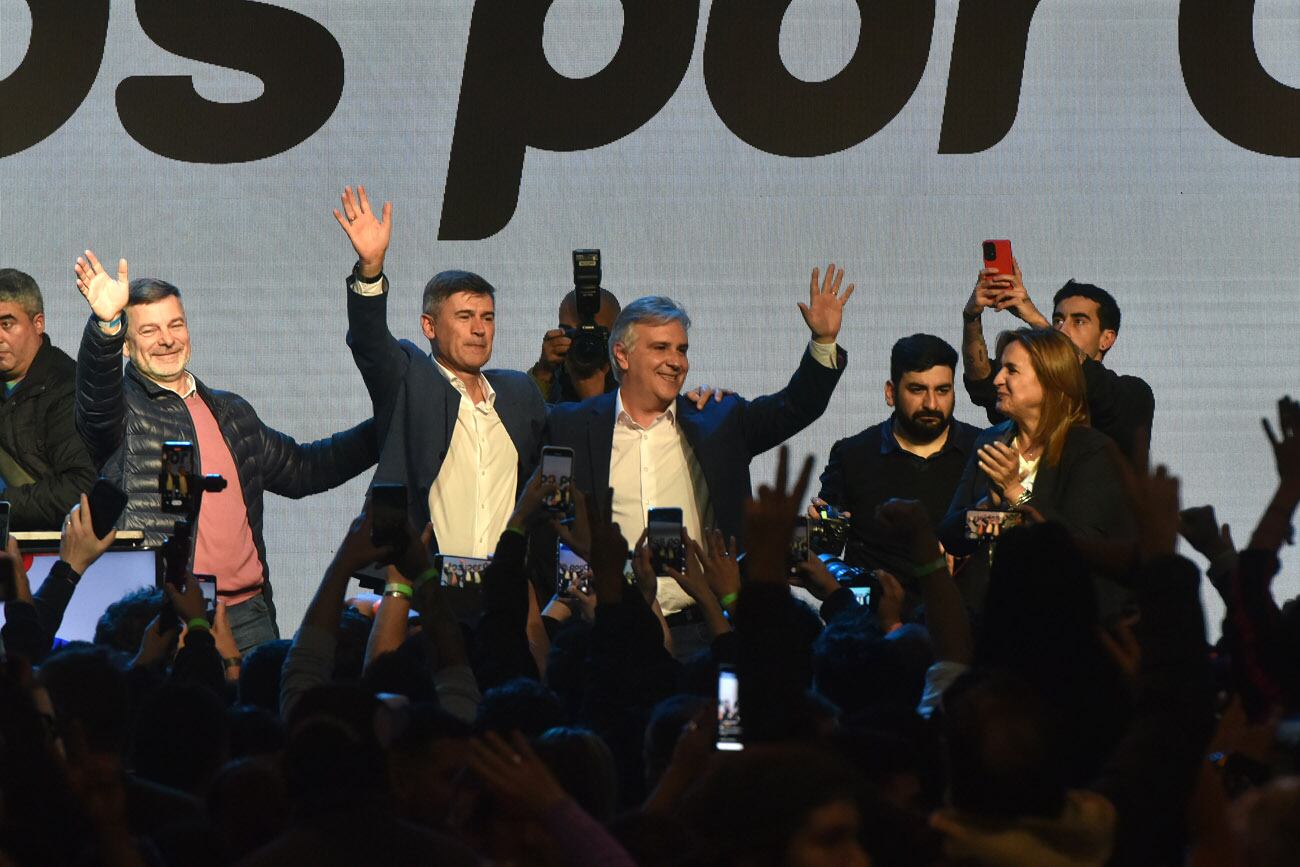 Martín Llaryora y Myrian Prunotto hablaron en el bunker, sin tener todavía los resultados completos.  (Facundo Luque / La Voz)