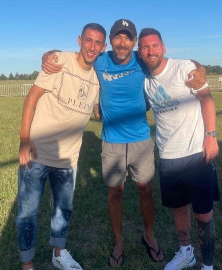 El "Kily" González recibió a los futbolistas y se fotografió con ellos.