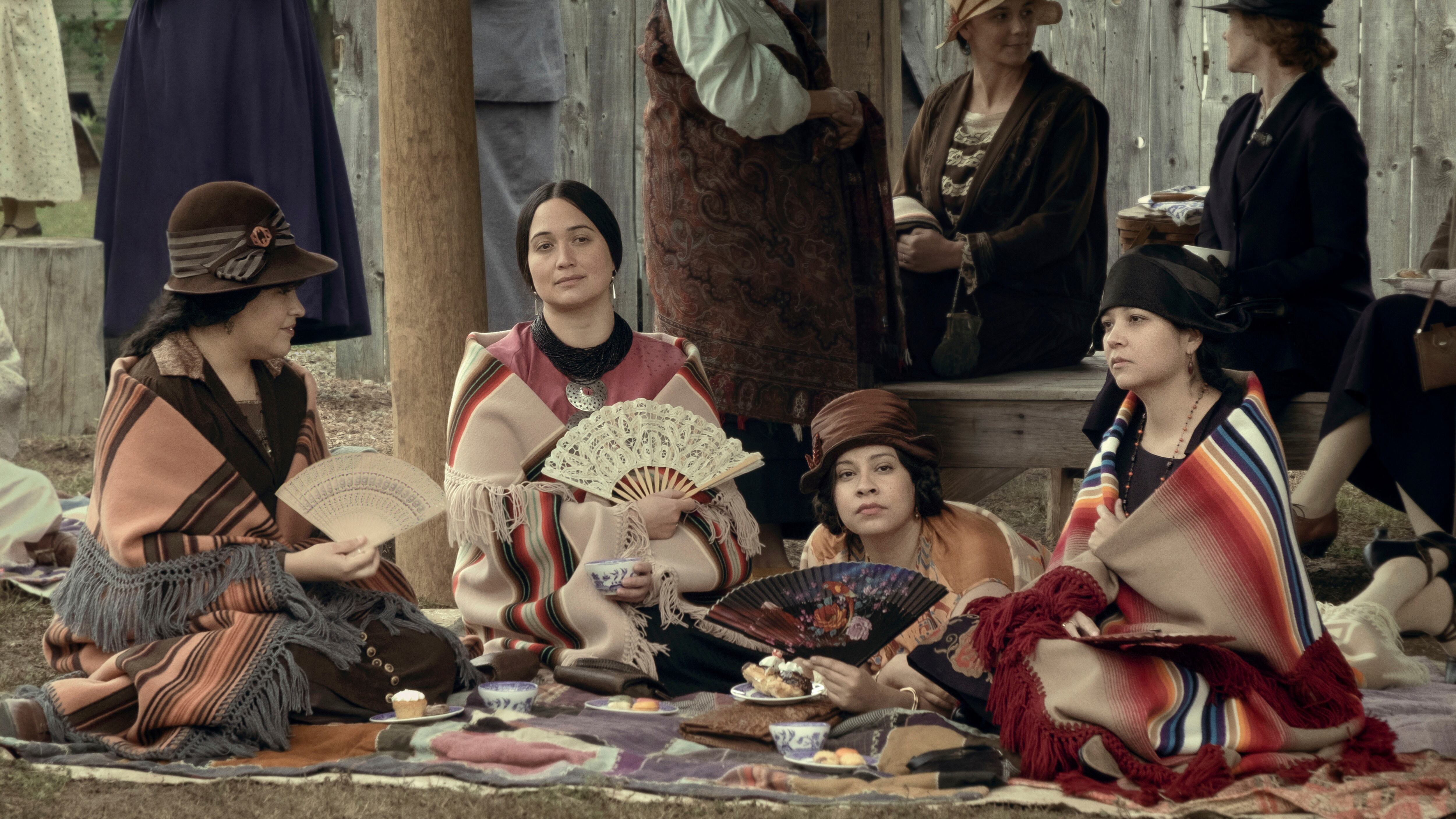 En esta imagen proporcionada por Apple TV+, de izquierda a derecha JaNae Collins, Lily Gladstone, Cara Jade Myers y Jillian Dion en una escena de "Killers of the Flower Moon". (Melinda Sue Gordon/Apple TV+ via AP)