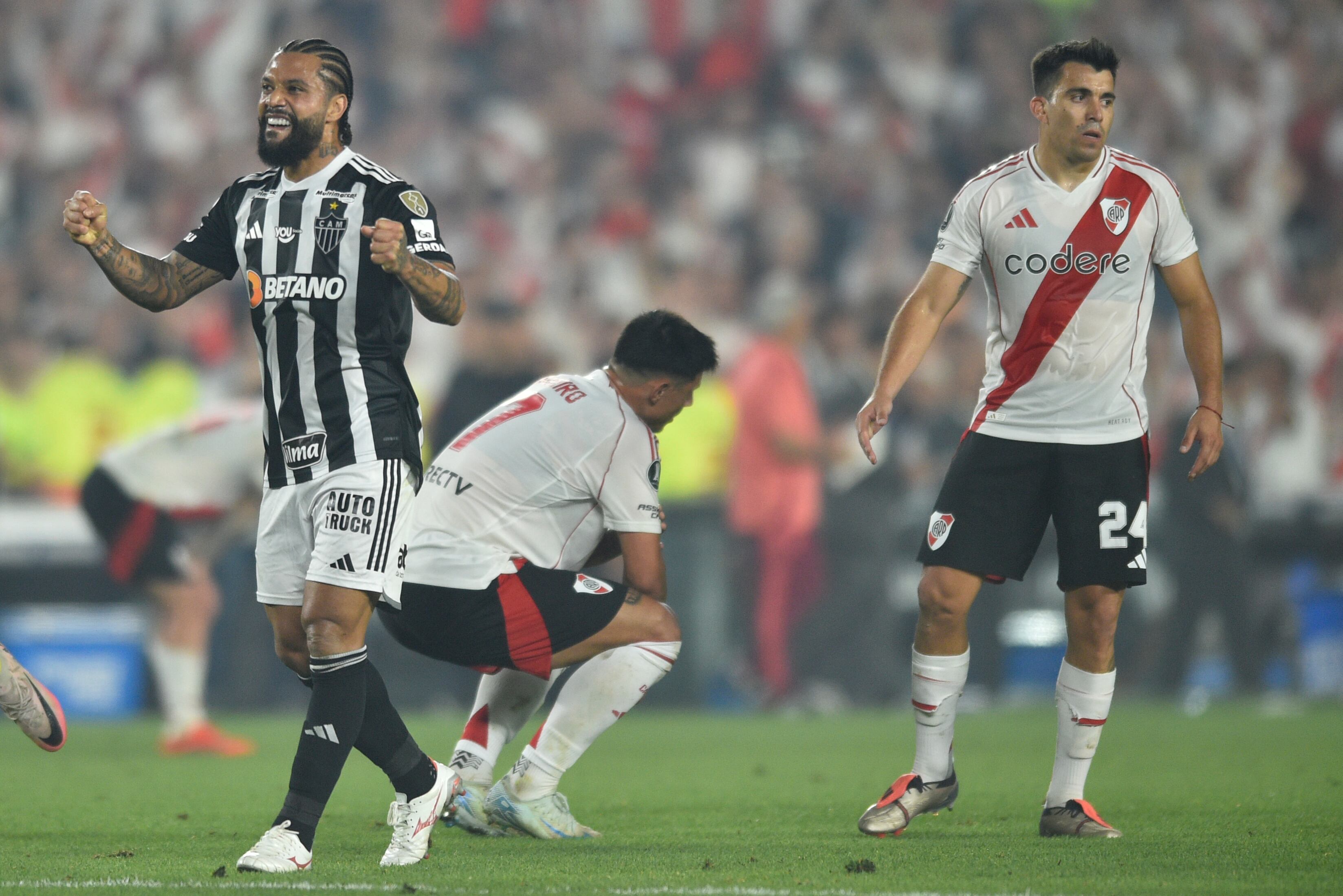 Otavio, del Atlético Mineiro de Brasil, festeja la victoria sobre River Plate de Argentina en la serie semifinal de la Copa Libertadores, el martse 29 de octubre de 2024 (AP Foto/Gustavo Garello)