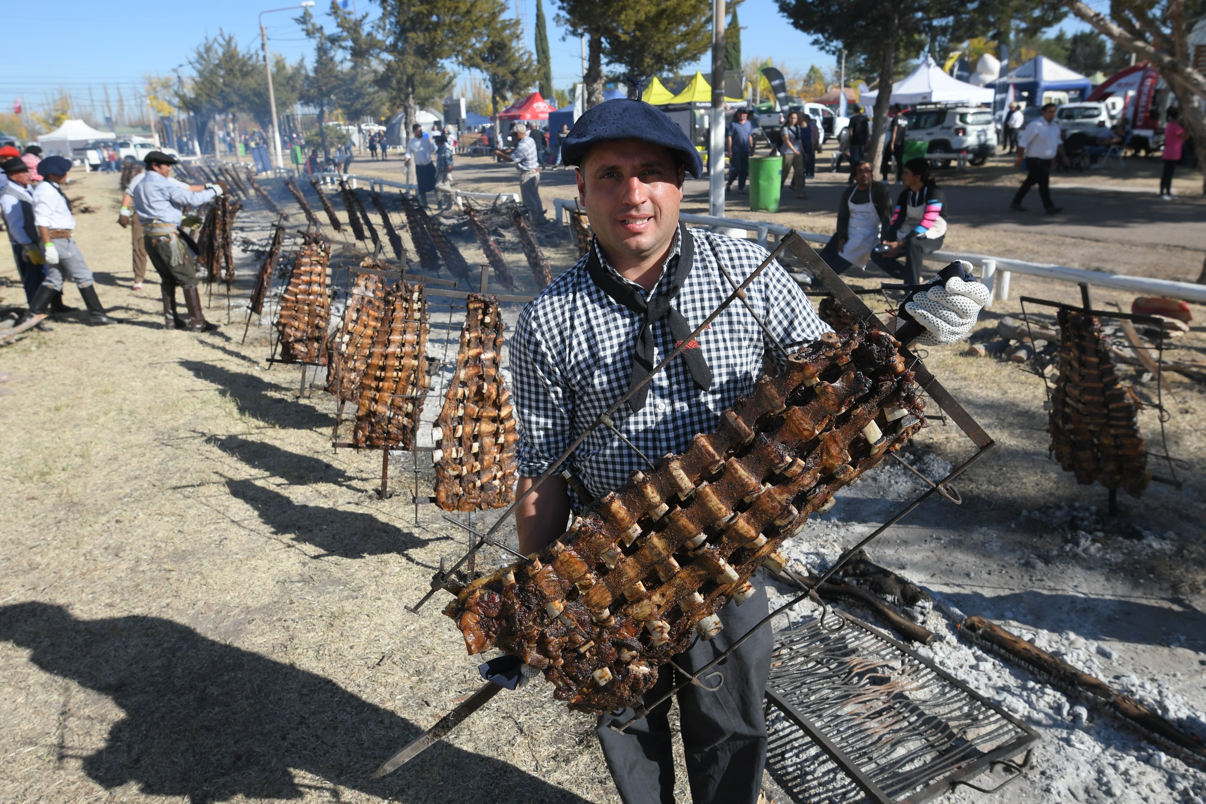 Claudio Lorenzo es la persona que armó el equipo de asadores de la Fiesta ganadera. Foto: Ignacio Blanco / Los Andes 