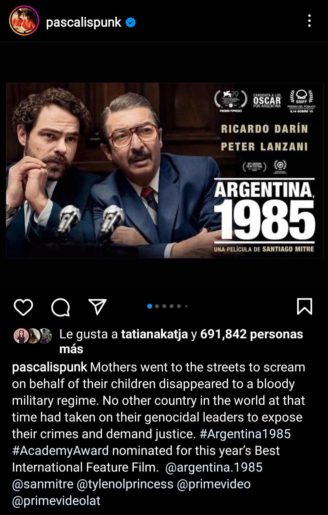 “Las madres salieron a las calles a gritar en nombre de sus hijos desaparecidos de un régimen militar sangriento. Ningún otro país del mundo en ese momento había tomado a sus líderes genocidas para exponer y exigir justicia", expreso Pedro Pascal en sus Historias 