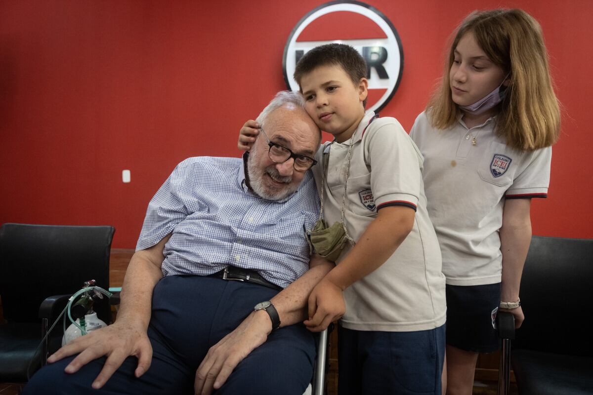 Daniel Ostropolsky junto a sus nietos Julián y Elisa. (Ignacio Blanco / Los Andes)