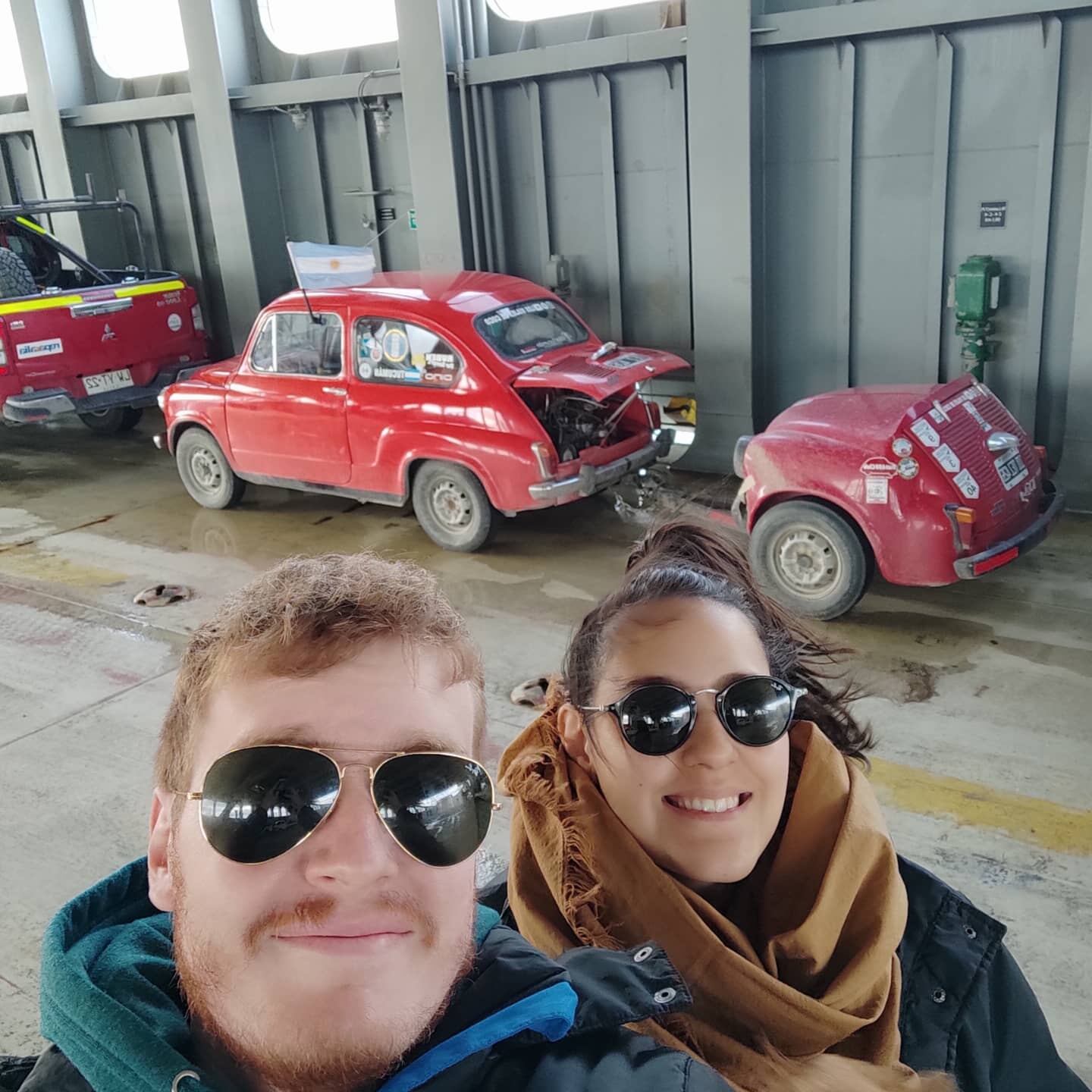 Pablo y Noemí junto a su auto, que les permitió recorrer gran parte de Argentina.