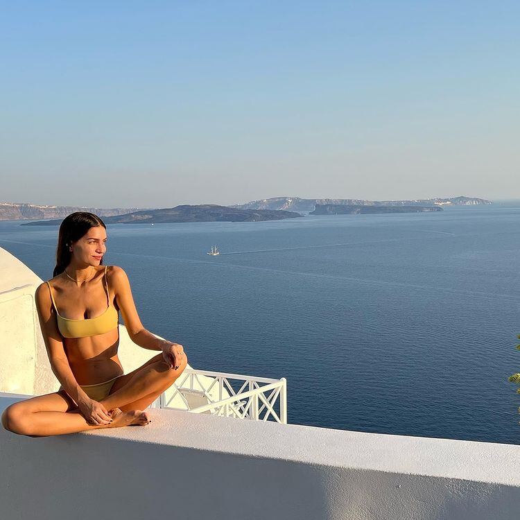 Desde Grecia, Zaira Nara posó en bikini amarilla y sorprendió al estilo argentino tomando mate