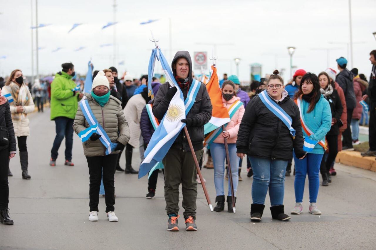 Más de  200 Instituciones se desplazaron por la Av. Heroes de Malvinas.