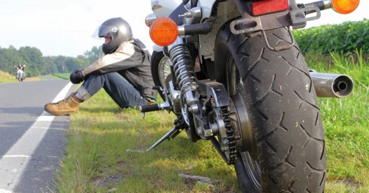 Sólo en Córdoba: se le pinchó la rueda de la moto y encontró una insólita manera de volver a casa