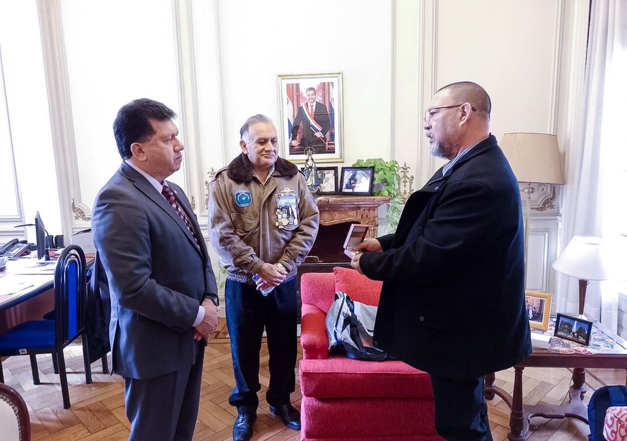 Los Veteranos de la Guerra de Malvinas: Sergio Marroco y Conrado Zamora, entregaron el medallón alusivo a los 40 años de la Gesta heroica de Malvinas.