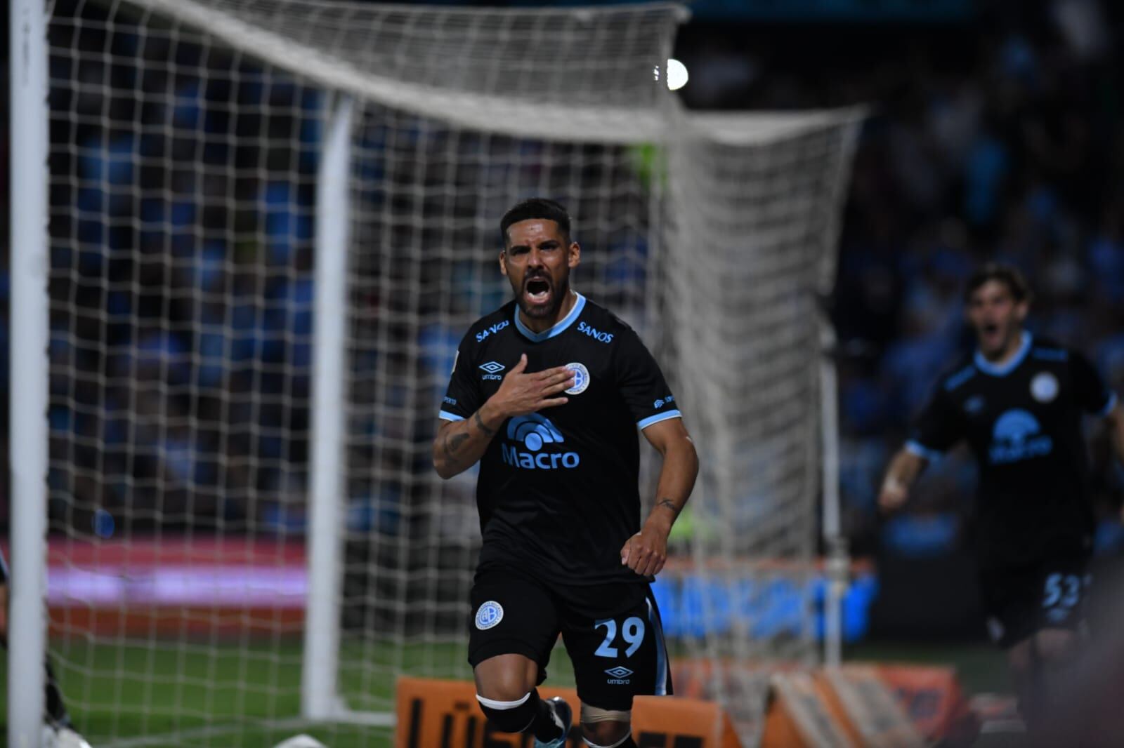 El festejo de Franco Jara al marcar el 1-0 de Belgrano ante Boca en el Gigante de Alberdi. (Facundo Luque / La Voz)