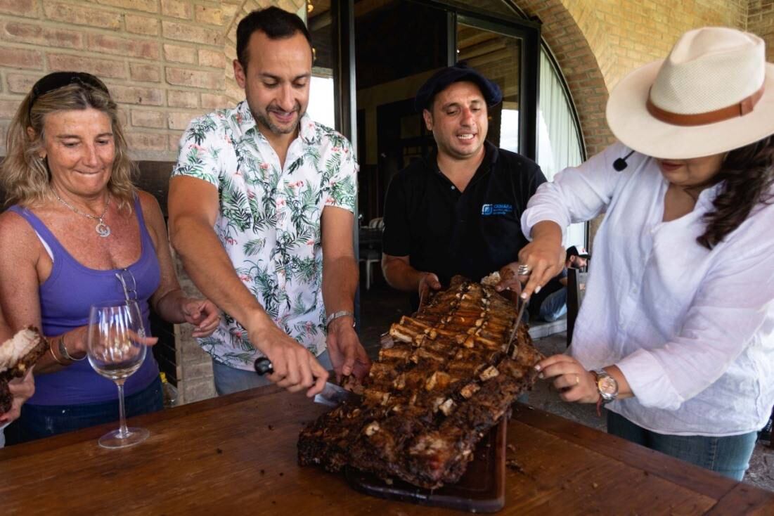 Alvear con sus costillars al ensartador fue protagonista del programa Cocineros Argentinos.