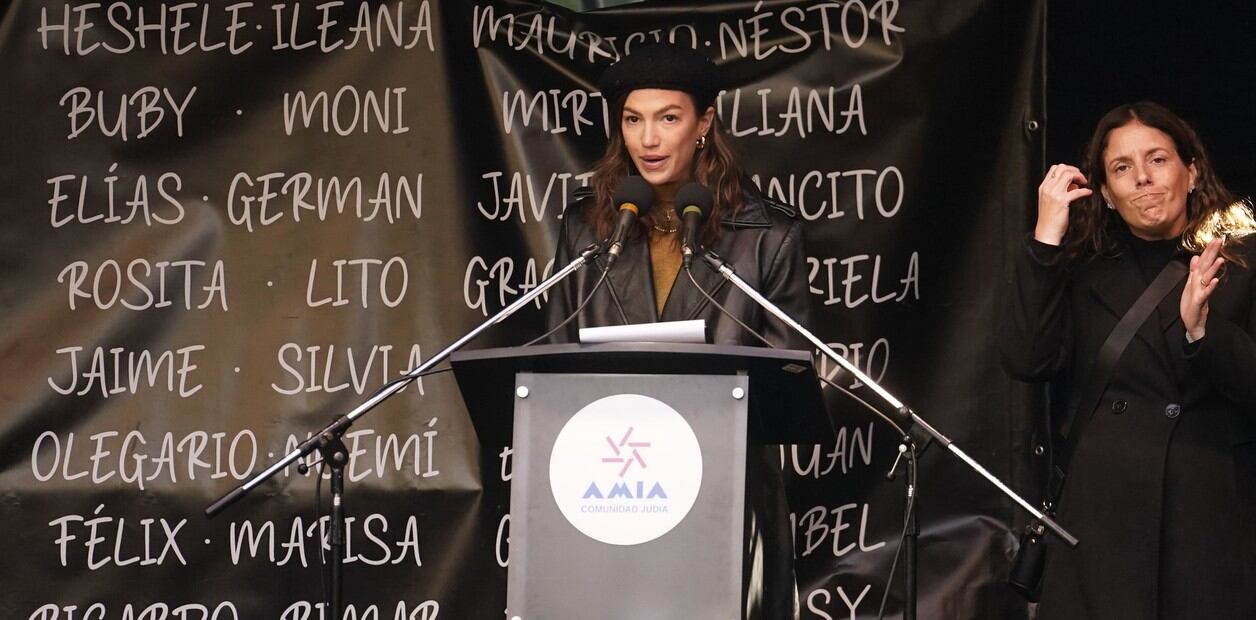 Stefi Roitman en el acto de atentado a la AMIA